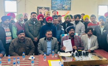 ਪ੍ਰੈਸ ਪੱਤਰਕਾਰਾਂ ਨਾਲ ਗੱਲਬਾਤ ਕਰਦੇ ਹੋਏ ਕੈਬਨਿਟ ਮੰਤਰੀ ਸ੍ਰ ਕੁਲਦੀਪ ਸਿੰਘ ਧਾਲੀਵਾਲ।