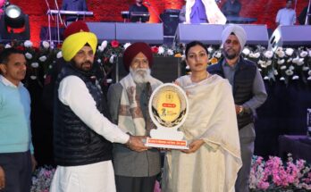 Cabinet Minister Gagan Anmol Mann and ETO specially honoring the famous poet Surjit Patar.