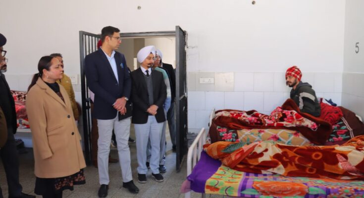 Hon'ble District and Sessions Judge Mrs. Harpreet Kaur Randhawa visiting the Central Jail and inspecting the food provided to the prisoners.