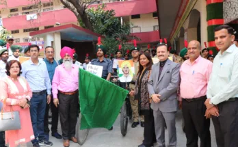 Mrs. Surinder Kaur Amritsar sending off the sweep cycle rally by giving the central flag.