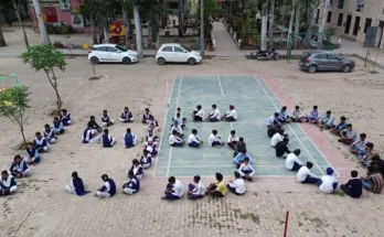 Human chain created by students to create awareness about election toll free number 1950