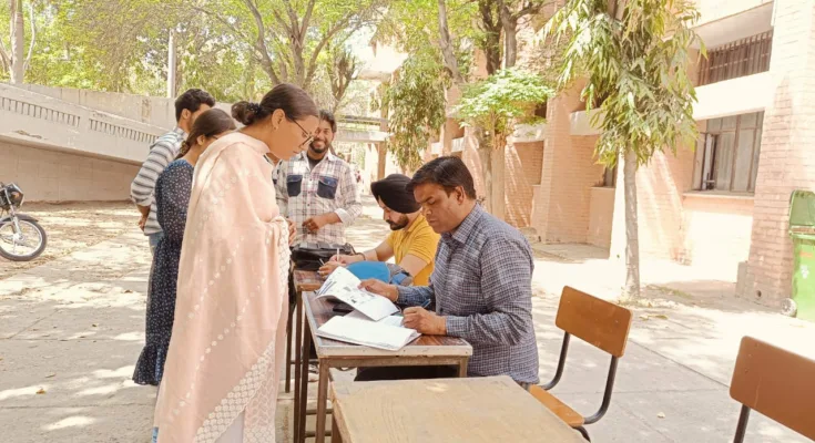 A special camp was organized by sweep team members at Government Polytechnical College, Bathinda with the aim of motivating students to vote and strengthen Indian democracy.