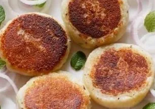 It's very easy to make delicious and crispy potato paneer tikki at home.