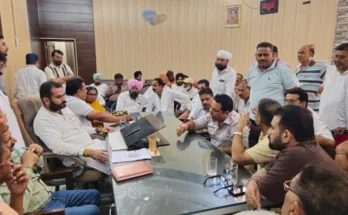 MLA Narinderpal Singh Sawna reached the Municipal Council office Fazilka yesterday to listen to the problems of the people of Fazilka city.