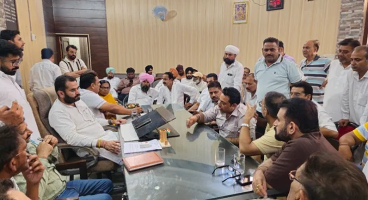 MLA Narinderpal Singh Sawna reached the Municipal Council office Fazilka yesterday to listen to the problems of the people of Fazilka city.
