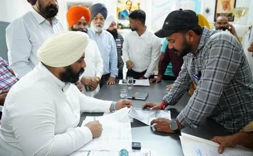 ਕੈਬਨਿਟ ਮੰਤਰੀ ਹਰਜੋਤ ਸਿੰਘ ਬੈਂਸ ਨੇ ਗ੍ਰਹਿ 2 ਆਰ.ਵੀ.ਆਰ ਵਿਖੇ ਲੋਕਾਂ ਦੀਆਂ ਸਮੱਸਿਆਵਾਂ ਸੁਣੀਆਂ