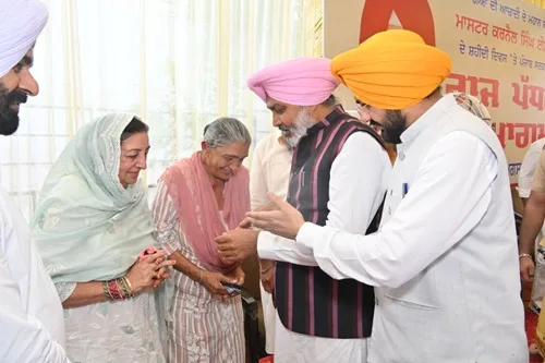 ਕੈਬਨਿਟ ਮੰਤਰੀਆਂ ਹਰਪਾਲ ਸਿੰਘ ਚੀਮਾ ਅਤੇ ਤਰੁਨਪ੍ਰੀਤ ਸਿੰਘ ਸੌਂਦ ਨੇ ਸ਼ਹੀਦ ਮਾਸਟਰ ਕਰਨੈਲ ਸਿੰਘ ਈਸੜੂ ਨੂੰ ਸ਼ਰਧਾ ਦੇ ਫੁੱਲ ਕੀਤੇ ਭੇਂਟ