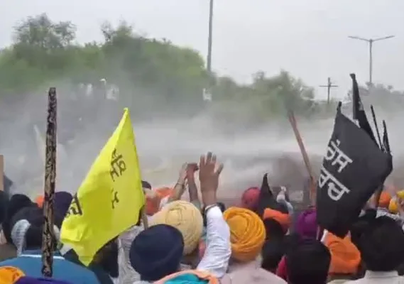 ਚੰਡੀਗੜ੍ਹ-ਮੋਹਾਲੀ ਬਾਰਡਰ 'ਤੇ ਕੌਮੀ ਇਨਸਾਫ਼ ਮੋਰਚੇ ਦੇ ਪ੍ਰਦਰਸ਼ਨਕਾਰੀਆਂ ਅਤੇ ਪੁਲਿਸ ਵਿਚਕਾਰ ਤਿੱਖੀ ਝੜਪ ਦੇਖਣ ਨੂੰ ਮਿਲੀ