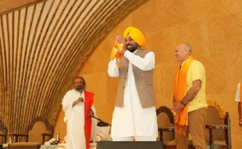 ਮੁੱਖ ਮੰਤਰੀ ਭਗਵੰਤ ਸਿੰਘ ਮਾਨ ਨੇ ਅਰਵਿੰਦ ਕੇਜਰੀਵਾਲ ਅਤੇ ਮਨੀਸ਼ ਸਿਸੋਦੀਆ ਨਾਲ ਸ੍ਰੀ ਸ੍ਰੀ ਰਵੀ ਸ਼ੰਕਰ ਜੀ ਦਾ ਆਸ਼ੀਰਵਾਦ ਲਿਆ
