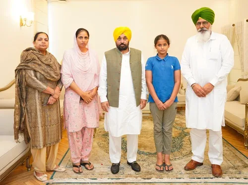 ਮੁੱਖ ਮੰਤਰੀ ਭਗਵੰਤ ਸਿੰਘ ਮਾਨ ਵੱਲੋਂ ਮ੍ਰਿਤਕ ਕਬੱਡੀ ਖਿਡਾਰੀ ਗੁਰਜੀਤ ਸਿੰਘ ਤੂਤ ਦੇ ਪਰਿਵਾਰ ਨਾਲ ਮੁਲਾਕਾਤ, ਪਤਨੀ ਲਈ ਸਰਕਾਰੀ ਨੌਕਰੀ ਦਾ ਐਲਾਨ