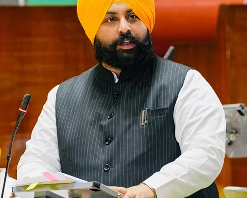 ਸਾਲ 2022 ਵਿੱਚ ਬਿਨਾਂ ਚਾਰਦੀਵਾਰੀ ਤੇ ਫ਼ਰਸ਼ 'ਤੇ ਬੈਠ ਕੇ ਪੜ੍ਹਨ ਲਈ ਮਜ਼ਬੂਰ ਸਨ 4 ਲੱਖ ਵਿਦਿਆਰਥੀ : ਹਰਜੋਤ ਸਿੰਘ ਬੈਂਸ