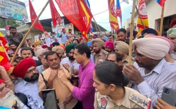 Aman Arora said, “These are all my brothers, no barricades will be erected, no water cannons will be used; I will sit down and resolve the issue myself.”