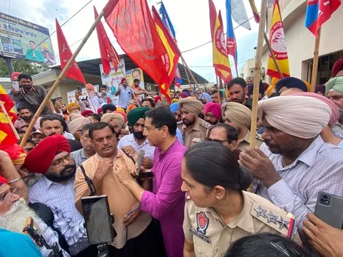 Aman Arora said, “These are all my brothers, no barricades will be erected, no water cannons will be used; I will sit down and resolve the issue myself.”