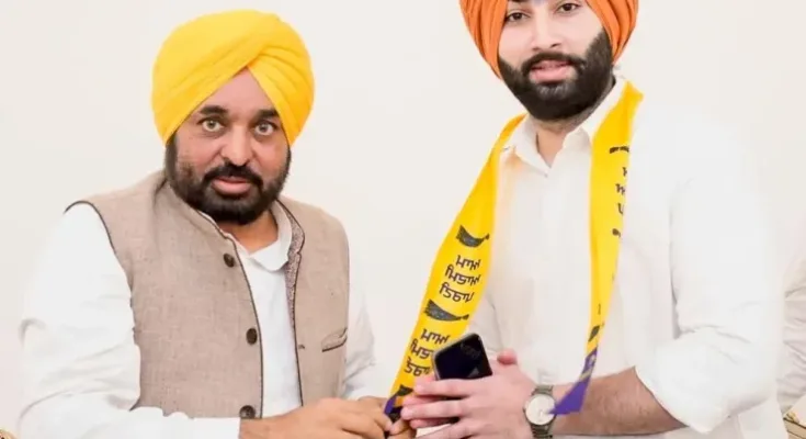 Chief Minister Bhagwant Mann welcomes former MLA Ravinder Singh Brahmpura and his supporters to AAP