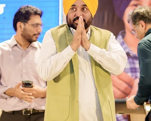 Distribution of 1.26 crore cards made under 'Mukham Mantri Sehat Yojana' begins, 54 lakh families get health coverage