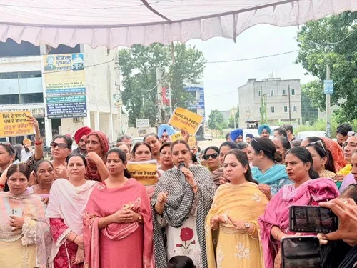 ਅਕਾਲੀ ਦਲ ਦੇ ਦਫ਼ਤਰ ਵਿੱਚ ਬਜ਼ੁਰਗ ਦਲਿਤ ਔਰਤ ਨਾਲ ਕੁੱਟਮਾਰ ਖ਼ਿਲਾਫ਼ ਆਪ ਮਹਿਲਾ ਵਿੰਗ ਵੱਲੋਂ ਸਮਰਾਲਾ 'ਚ ਭਾਰੀ ਰੋਸ ਪ੍ਰਦਰਸ਼ਨ
