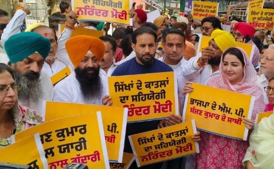 ਅੰਮ੍ਰਿਤਸਰ ਵਿੱਚ ਆਪ ਦਾ ਪ੍ਰਦਰਸ਼ਨ,ਭਾਜਪਾ ਸੰਸਦ ਮੈਂਬਰ ਤਰੁਣ ਚੁੱਘ ਦੇ ਘਰ ਦੇ ਬਾਹਰ ਲਗਾਏ ਨਾਅਰੇ