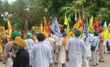 ਪੰਜਾਬ ਦੇ ਕਿਸਾਨਾਂ ਨੇ ਆਪਣੀਆਂ ਲਟਕਦੀਆਂ ਮੰਗਾਂ ਨੂੰ ਲੈ ਕੇ ਇੱਕ ਵਾਰ ਫਿਰ ਚੰਡੀਗੜ੍ਹ ਸਰਹੱਦ 'ਤੇ ਅੰਦੋਲਨ ਤੇਜ਼ ਕਰ ਦਿੱਤਾ ਹੈ