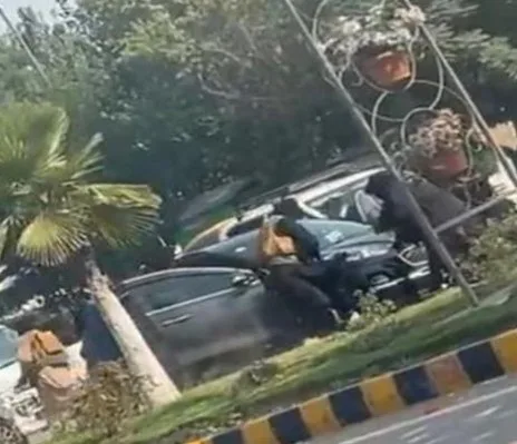 Minister kidnapped in broad daylight in Pakistan, masked men brought AK-47, fired indiscriminately on the road