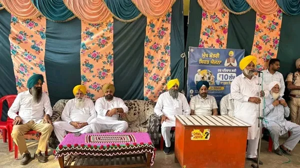 MLA Gurdeep Singh Randhawa distributed health cards under 'Chief Minister's Health Scheme' at village Sahari