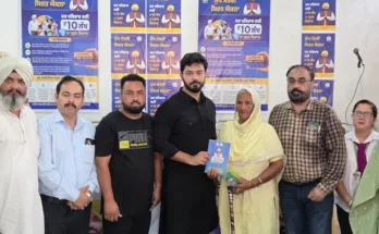 MLA Ishank Kumar handed over cards to the beneficiaries of the Chief Minister's Health Insurance Scheme
