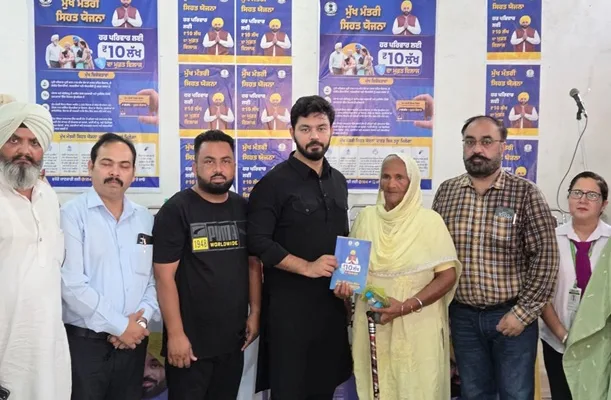MLA Ishank Kumar handed over cards to the beneficiaries of the Chief Minister's Health Insurance Scheme