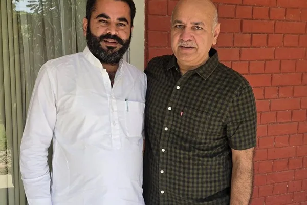 Savana meets Sisodia, raises issue of securing raw land of border farmers