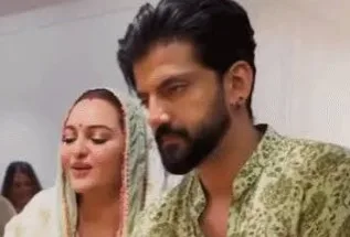 Sonakshi Sinha and Zaheer Iqbal arrive at Arpita Khan Sharma's house on the auspicious occasion of Ganesh Chaturthi