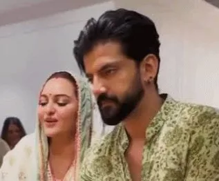 Sonakshi Sinha and Zaheer Iqbal arrive at Arpita Khan Sharma's house on the auspicious occasion of Ganesh Chaturthi