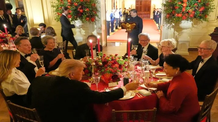 US President Donald Trump gifts Xi Jinping with a Bald Eagle statue