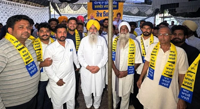 AAP's blow to Akali Dal in Mandi Killianwali, dozens of families including the family of the former sarpanch joined AAP