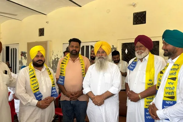 Another setback for Akali Dal in Lambi constituency, half a dozen families including traditional Akali leaders join AAP