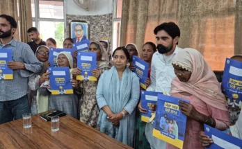 Cabinet Minister distributes documents regarding ownership rights to people living within the red line of 3 villages
