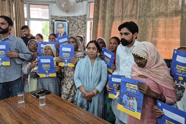 Cabinet Minister distributes documents regarding ownership rights to people living within the red line of 3 villages