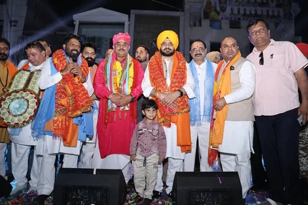 Cabinet Minister Tarunpreet Singh Saund participated in the procession of Bhagwan Valmiki Ji, paid homage with devotion.