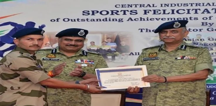 CISF jawan who bravely apprehended a suspect in Delhi Metro gets Rs 10,000 reward