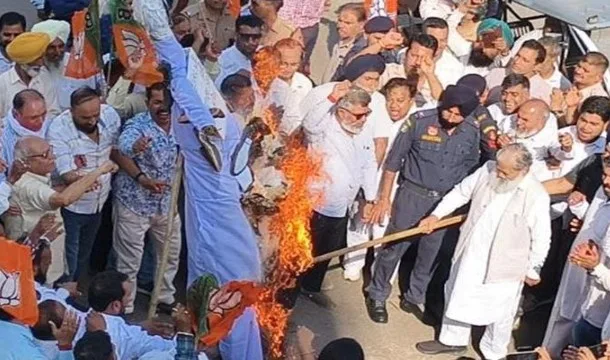 Haryana Energy Minister Anil Vij took a strong stand against Congress President Mallikarjun Kharge and burnt his effigy in Ambala.