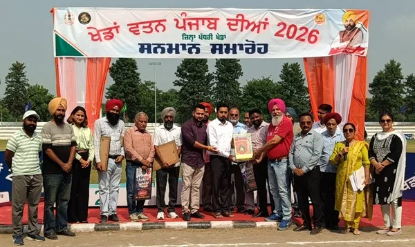 MLA Advocate Dinesh Chadha distributed prizes to the winning players of Sports Watan Punjab.