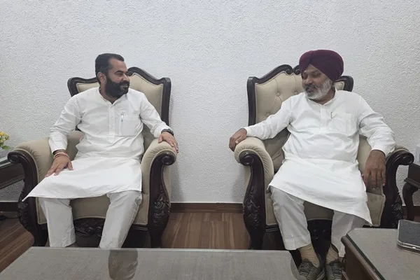 MLA Narinderpal Singh Sawna met Finance Minister Harpal Singh Cheema and informed him about the problem of the market.