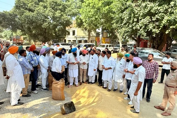 MP Malvinder Singh Kang visited Morinda Grain Market and reviewed the procurement arrangements.
