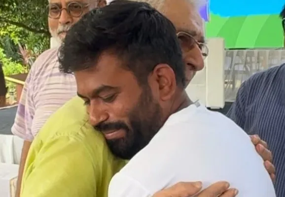 Naseeruddin Shah meets Abhijit Deepke, hugs CJP founder