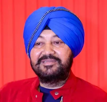 There is a lot of discussion on social media regarding a viral video of Dalair Mehndi, a famous and veteran singer of the Punjabi music world.